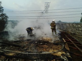 Вогнеборці врятували від знищення складське приміщення