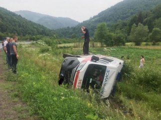 Ранкова ДТП: "швидка" вилетіла з дороги