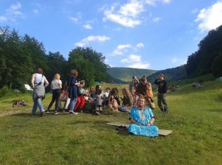 Без сцен та реклами: біля водоспаду Шипіт проходить рекордний з’їзд неформалів