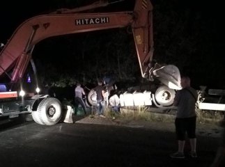 Вантажівка догори колесами, а у водія черепно-мозкова травма: деталі ДТП на Воловеччині