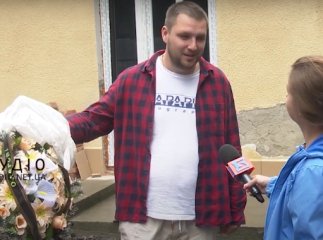 Чоловіку на будинок повісили поховальний вінок. До цього облили авто кров’ю та вибили вікно