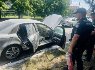 Поліцейські загасили автомобіль, який загорівся під час руху