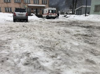 Двічі за ніч медики викликали рятувальників