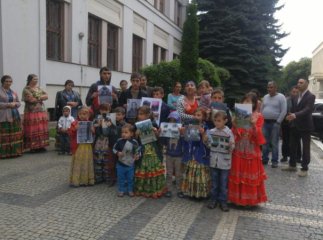 В Ужгороді роми пікетували під стінами поліції