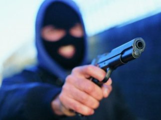 Троє невідомих у масках та зі зброєю увірвались у будинок, зв’язали господиню і забрали гроші