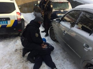 Тячівські правоохоронці виявили у фігуранта кримінального провадження кастет і балаклаву
