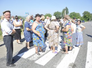 Жителі села Довге перекрили дорогу на Сваляву, Хуст та Іршаву і вимагають негайного ремонту доріг