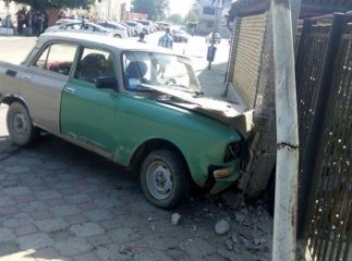 Біля залізничного вокзалу у Мукачеві п’яний водій "Москвича" врізався у стовп