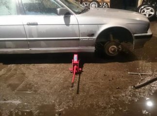 Через залиту водою яму на дорозі біля "Епіцентру", кілька ужгородських водіїв втратили колеса на автівках