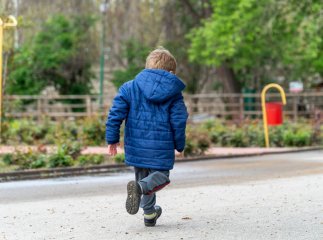 Поліції довелось шукати маму, поки її маленька дитина сама ходила по вулиці