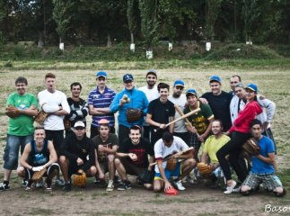 Махати битою та бігти стометрівку за маленьким м’ячиком – для ужгородців це вже не екзотика