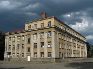 В Ужгороді стріляли по вікнах школи
