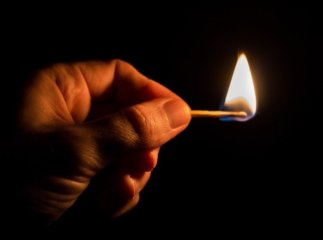 Чоловік облив бензином будинок батьків і підпалив його