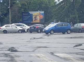 В Ужгороді трапилась аварія. Зіткнулись кілька автомобілів