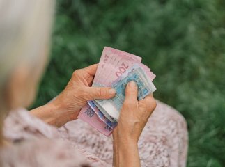 Яку тепер платять надбавку до пенсії для літніх людей