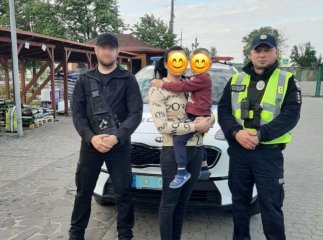 У Мукачеві знайшли 4-річного хлопчика. Патрульні відшукали його матір 