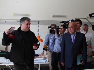 Міністр внутрішніх справ вручив пораненим під час стрілянини правоохоронцям почесні відзнаки