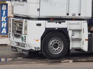 Невідомі залишили "послання" водію, який припаркував фуру на пішохідному переході
