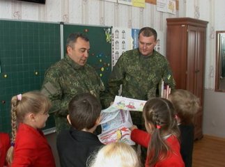 Міліціонери на Сході України розповідають місцевим дітям про чарівне Закарпаття 