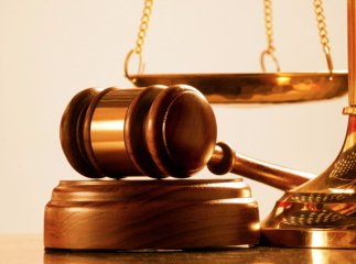 Суд випустив на волю двох осіб, які викрали автомобіль та погрожували битою міліціонеру