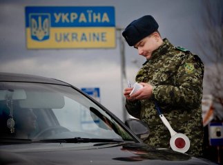 Виїзд чоловіків за кордон: озвучено уточнення від прикордонників, кому дозволено