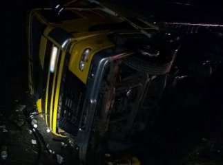 ДТП на трасі "Київ-Чоп": перевернулась вантажівка "DAF"