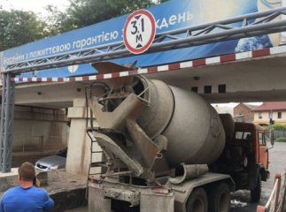 Розмір має значення: в Ужгороді великогабаритна бетономішалка застрягла під мостом