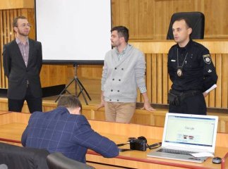 В Ужгороді проходить круглий стіл на тему "Безпека руху та зменшення смертності на дорогах до нульової відмітки"