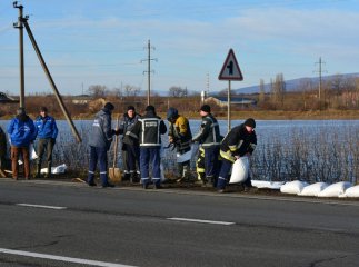 На трасі Київ-Чоп облаштували тимчасову дамбу