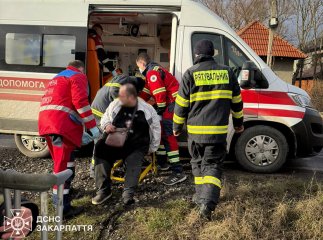 Не зміг самостійно залишити будинок: на Закарпатті врятували чоловіка