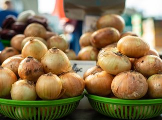 Порівнюємо ціни на цибулю на ринку та в супермаркетах: де вигідніше купувати