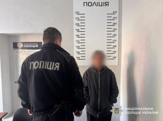 Берегівка влаштувала різанину серед міста: її затримали, поранена — в лікарні