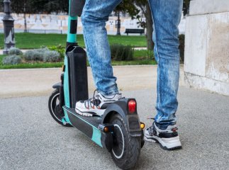 Підліток на самокаті зіткнувся з автомобілем в Ужгороді