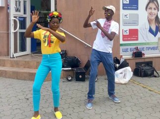 Афробандерівці в Ужгороді: соцмережі шаленіють від фото іноземних студентів в українському одязі