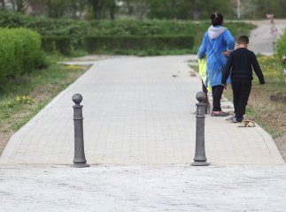 У мукачівському парку «Перемога» встановили обмежуючі стовпи