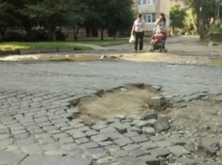Ужгородців шокувала яма на вулиці Капушанській