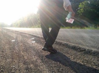 Дорогу із Мукачева до Хуста встелили "банкнотами" номіналом 500 євро