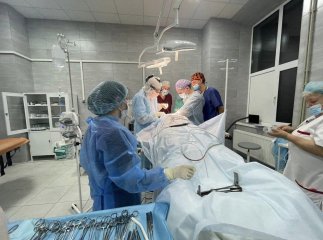 У Мукачеві лікарі 8,5 годин боролися за життя дівчини