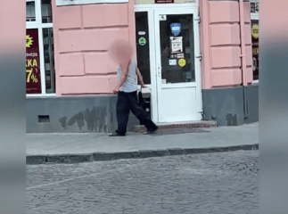 В Фейсбуці показали, що накоїв чоловік у центральній частині Ужгорода
