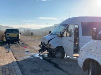 Водій зіткнувся з припаркованим автомобілем: є постраждалі