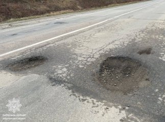 Численні ями на дорогах: на Закарпатті патрульні склали низку адмінматеріалів