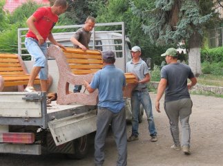 У Берегівському парку замінили лавиці