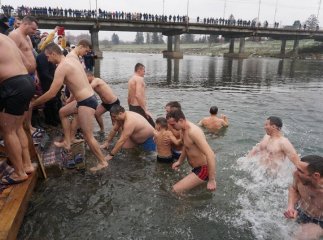 Як у Мукачеві на Водохреща у води Латориці занурювались