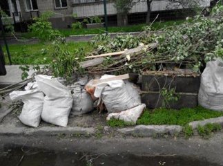 Захаращені тротуари – наслідки весняного прибирання в Ужгороді