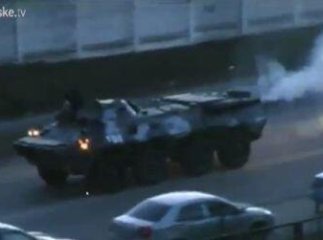 Вулицями Києва їздять БТРи, "Беркут" встановив кулемет та озброївся "калашами" (ВІДЕО)