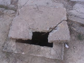 Жителі ужгородського мікрорайону скаржаться на небезпечний люк (ФОТО)