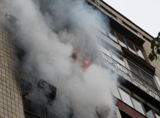 Патрульні врятували людей із палаючого будинку. Опубліковано відео