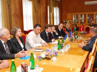На території Закарпаття проживає більше 32 тисяч румунів та діють 12 румунських шкіл