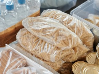 ЄС вимагає, щоб магазини в Україні почали роздавати продукти