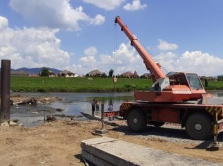 У Мукачеві почали будівництво пішохідного мосту